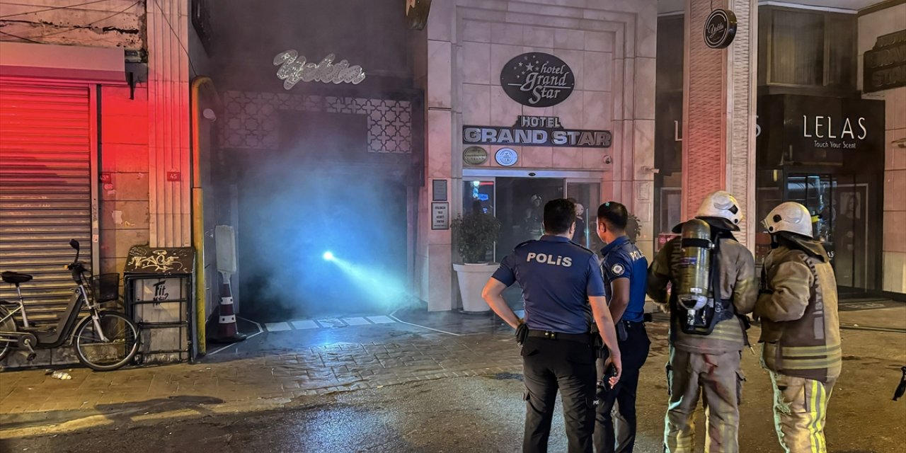 Beyoğlu'nda 9 katlı otelde yangın çıktı