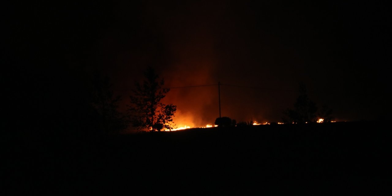 Yozgat'ta çıkan anız yangını ormana sıçramadan söndürüldü