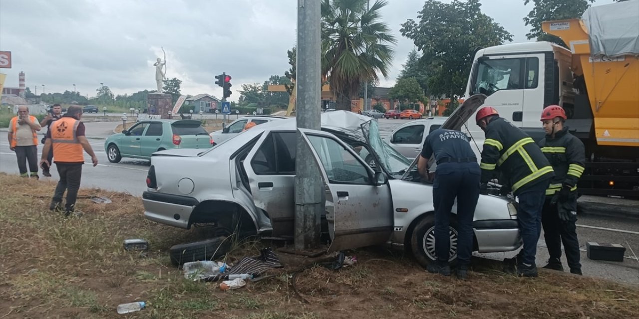 Samsun'da otomobil aydınlatma direğine çarptı, 1 kişi öldü, 2 kişi yaralandı