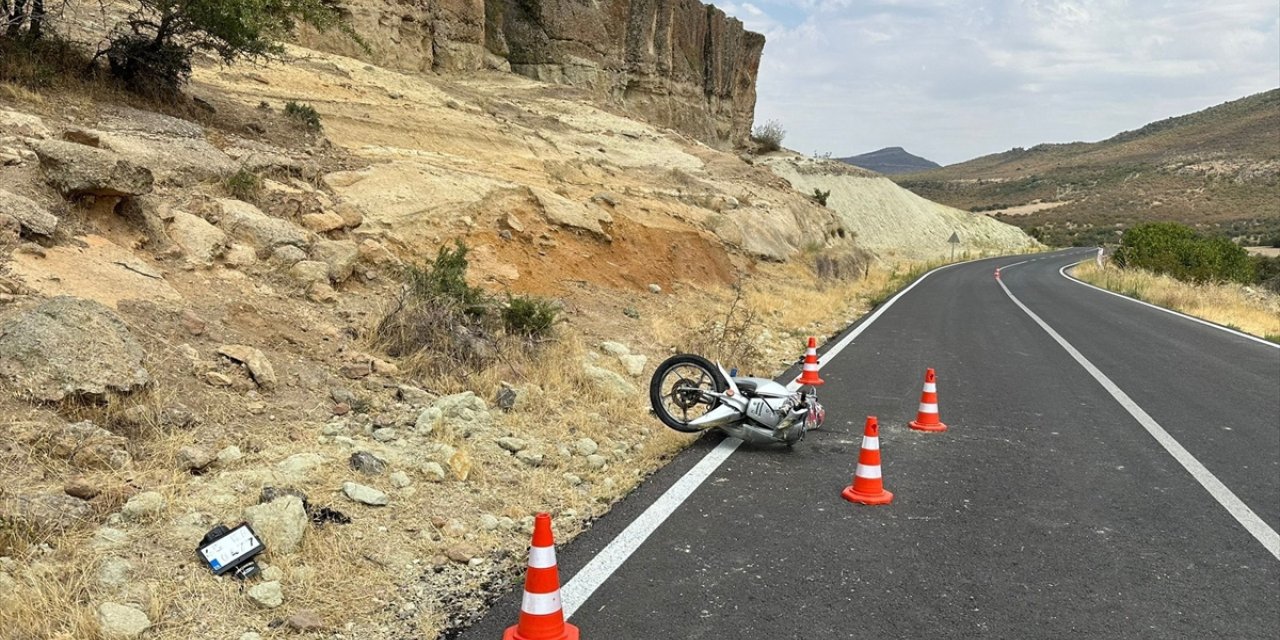 Uşak'ta devrilen motosikletteki çocuk hayatını kaybetti