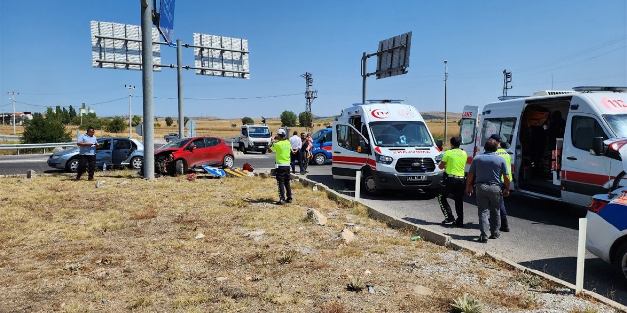 Kütahya'da kavşakta çarpışan iki otomobildeki 6 kişi yaralandı