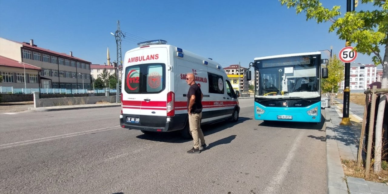 Sivas'ta halk otobüsü şoförü fenalaşan yolcuyu aile sağlığı merkezine yetiştirdi