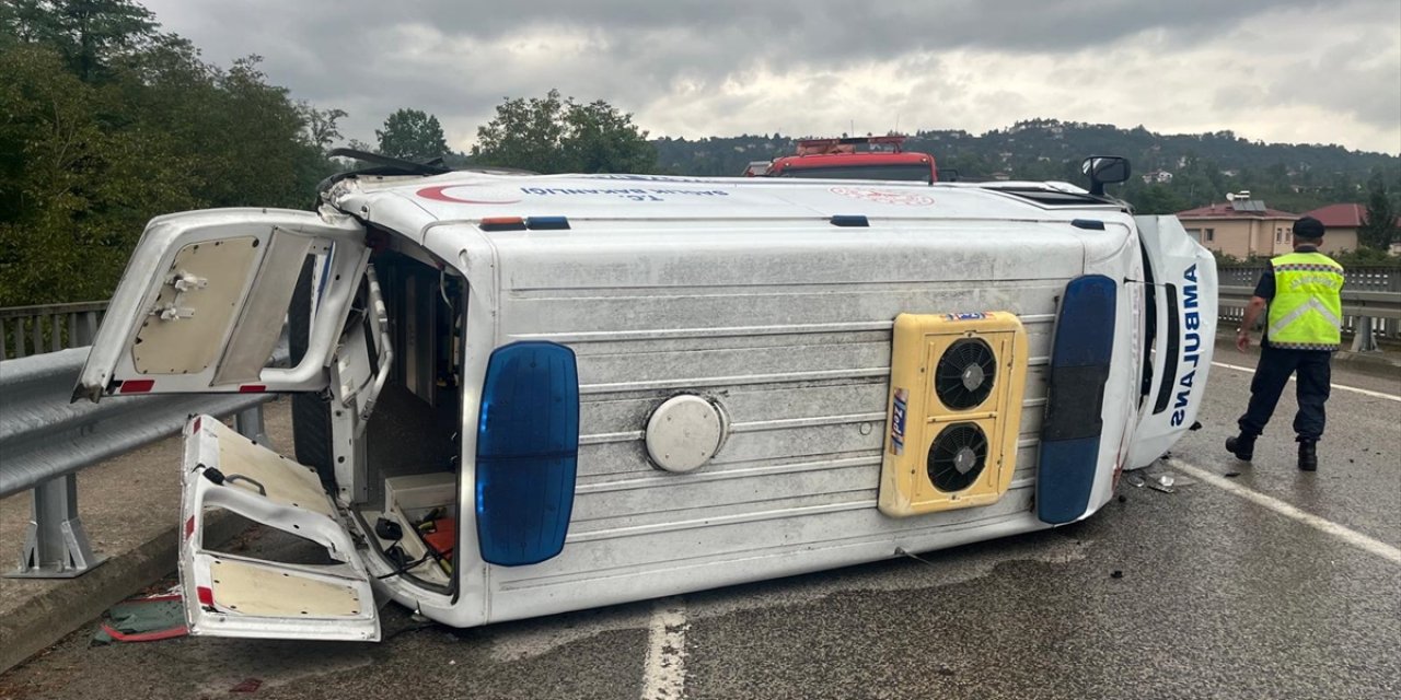 Ordu'da ambulansın devrildiği kazada 4 kişi yaralandı