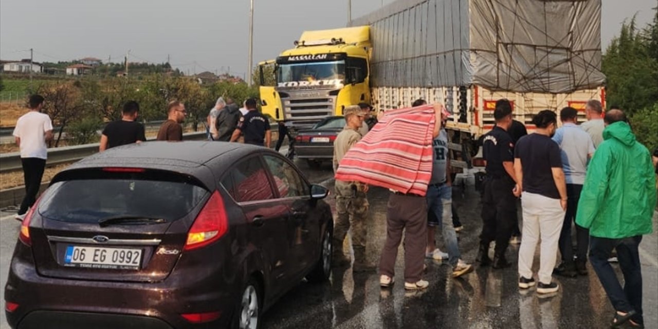 Çorum'da tırla çarpışan otomobildeki 4 kişi yaralandı