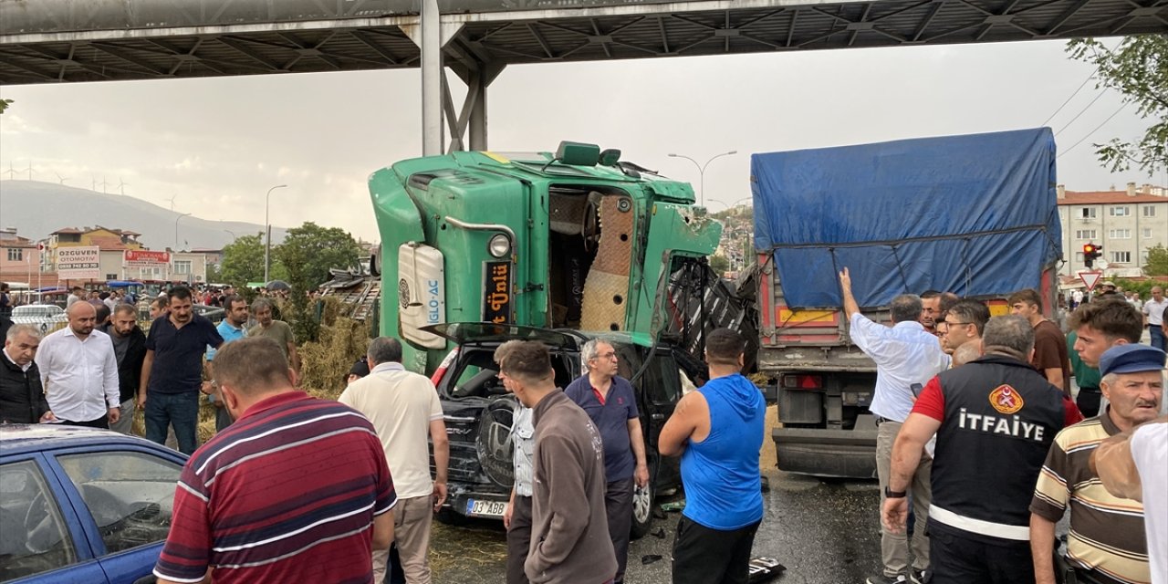 Afyonkarahisar'da meydana gelen zincirleme trafik kazasında 2 kişi öldü, 12 kişi yaralandı