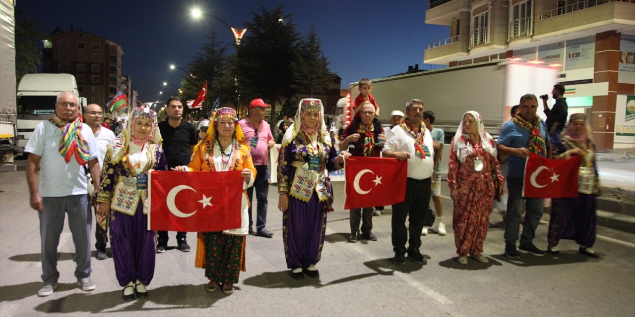 Ahlat’ta Türk bayrağı ve meşalelerle fener alayı düzenlendi