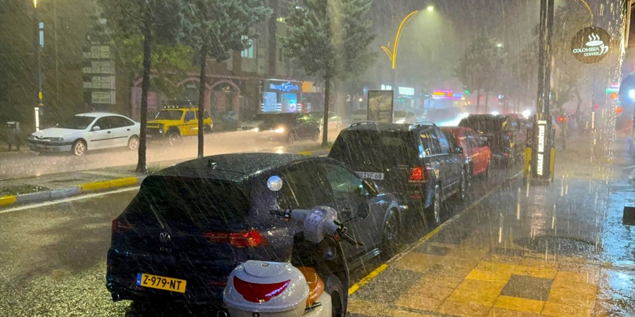 Aksaray'da sağanak su baskınlarına yol açtı, dolu araçlara hasar verdi