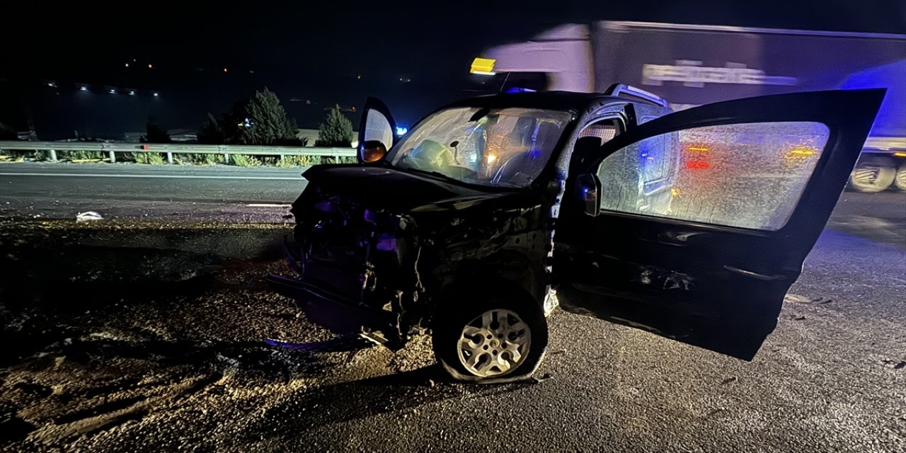 Anadolu Otoyolu'nda bariyere çarpan hafif ticari araçtaki 4 kişi yaralandı