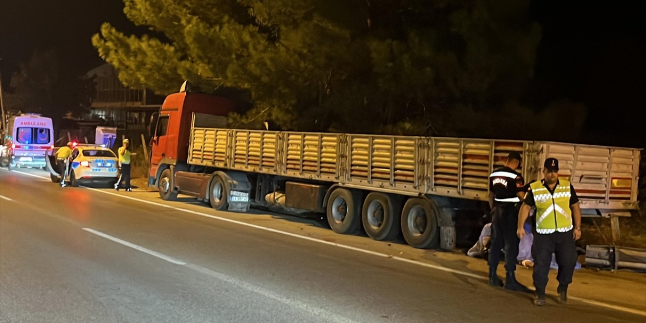 Bodrum'da park halindeki tıra arkadan çarpan motosikletin sürücüsü öldü