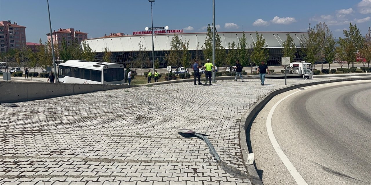 Burdur'da otobüs terminaline düşen midibüsteki 15 kişi yaralandı