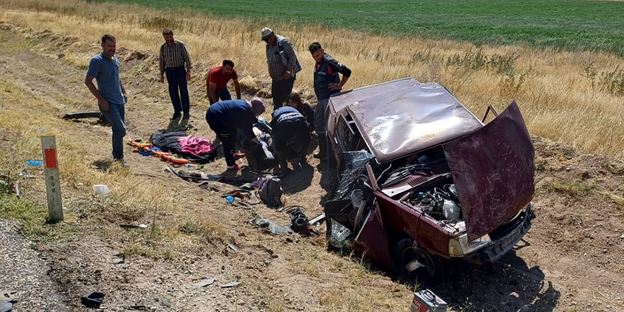 Yozgat'ta iki otomobilin çarpıştığı kazada 3 kişi öldü, 3 kişi yaralandı