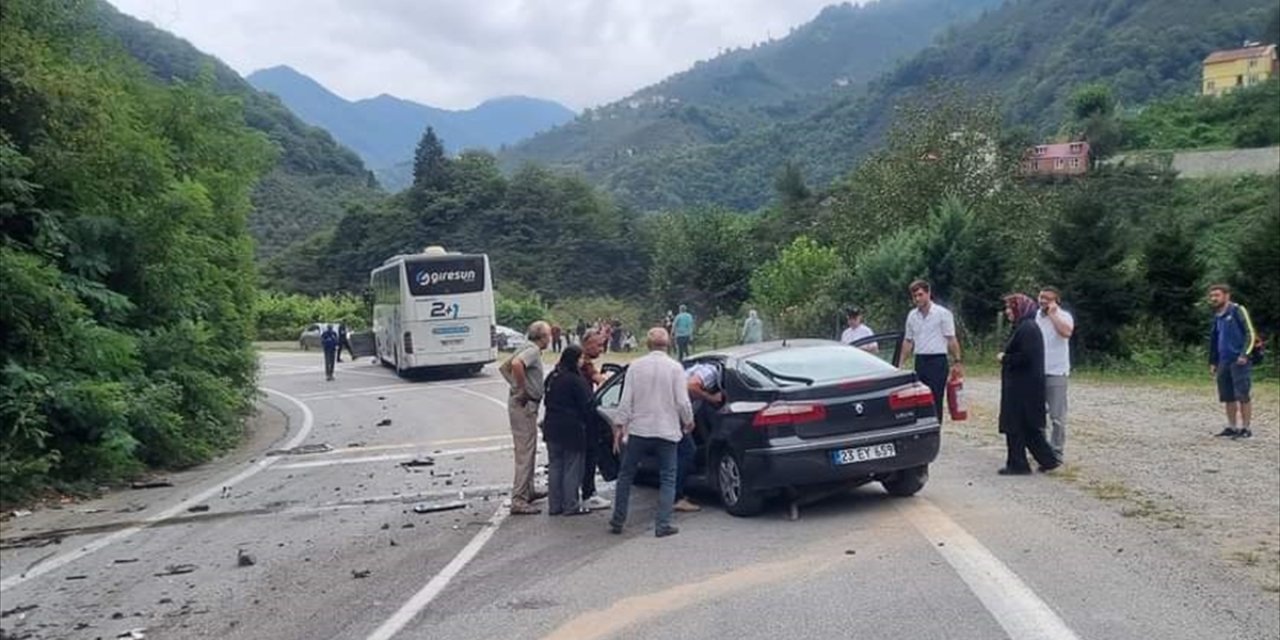 Giresun'da otobüs ile çarpışan otomobilin sürücüsü ağır yaralandı