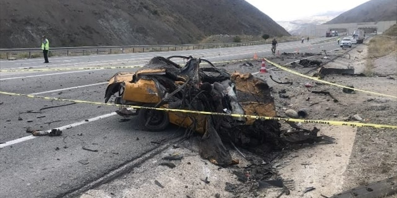 GÜNCELLEME - Erzincan'da üç aracın çarpıştığı kazada 4 kişi öldü, 2 kişi yaralandı