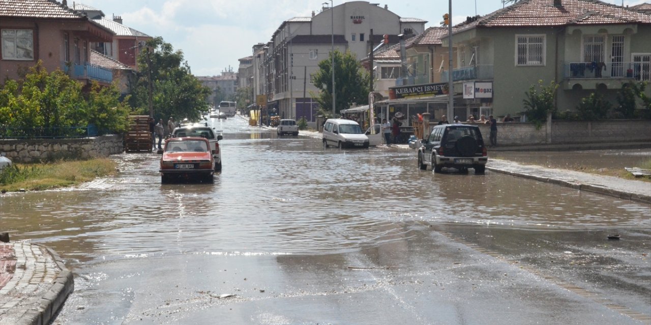 Karaman'da sağanak hayatı olumsuz etkiledi