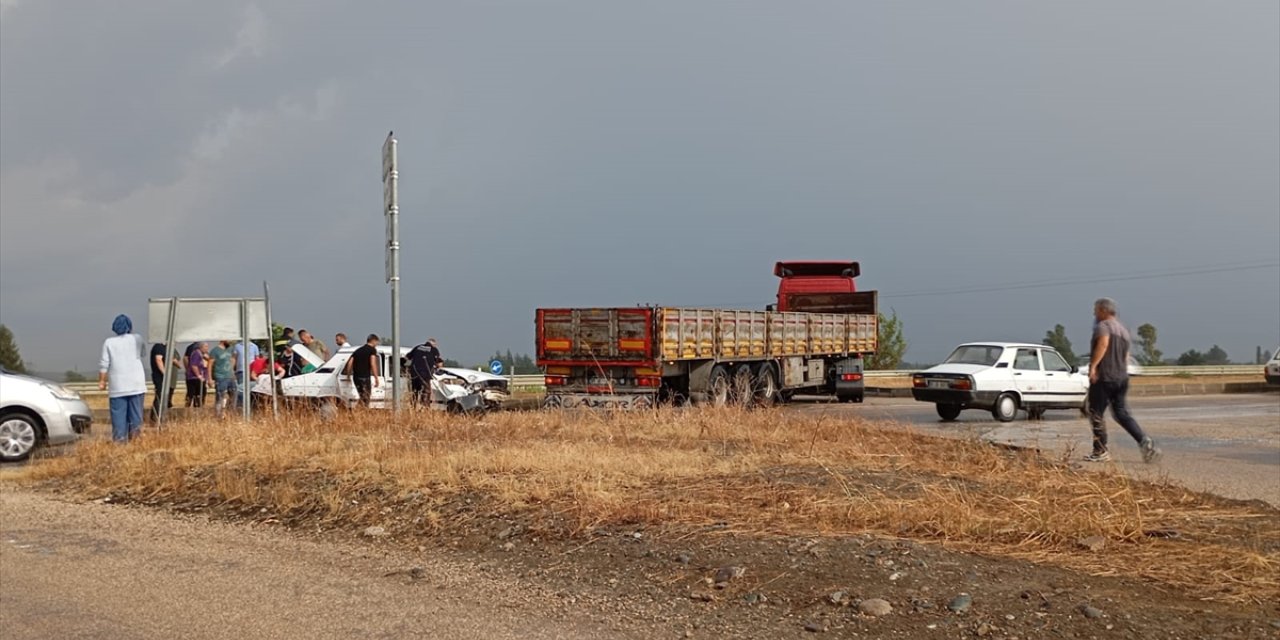 Adana'da tırla çarpışan otomobildeki 4 kişi yaralandı