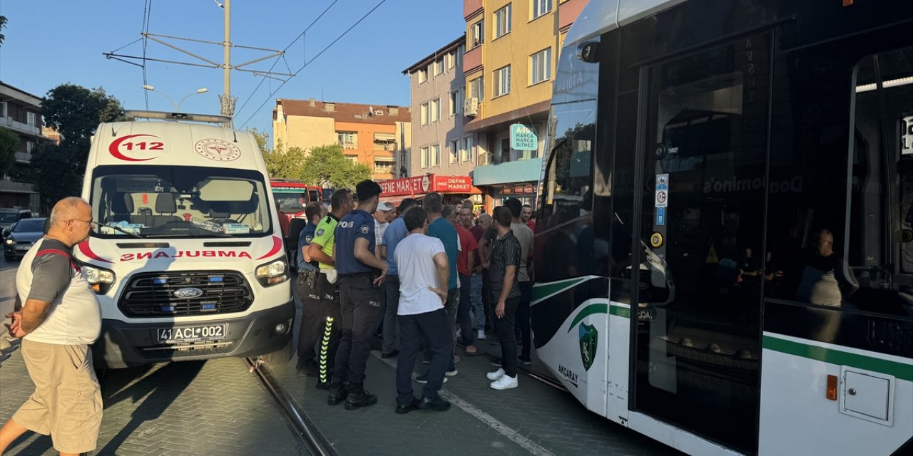 Kocaeli'de tramvayın çarptığı kişi yaralandı