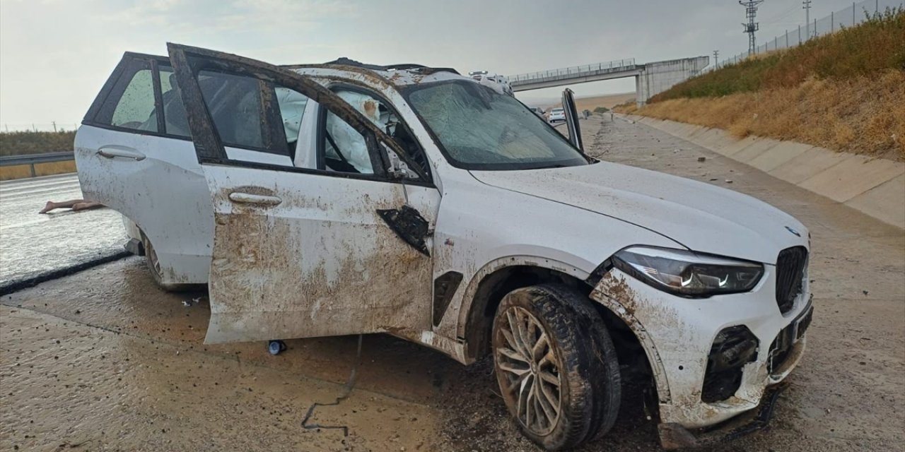 Aksaray'da bariyerlere çarpan otomobildeki 2 kişi öldü, 3 kişi yaralandı