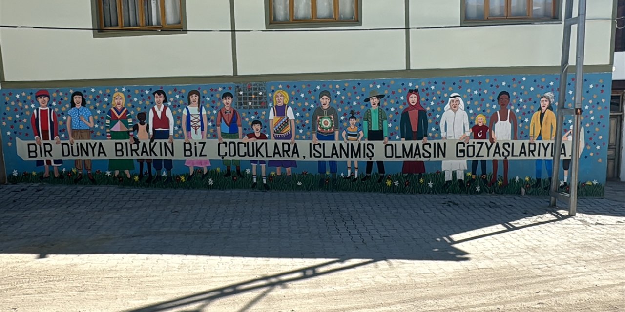 Emekli öğretmen köy evlerinin bahçe duvarlarını resimleriyle renklendiriyor