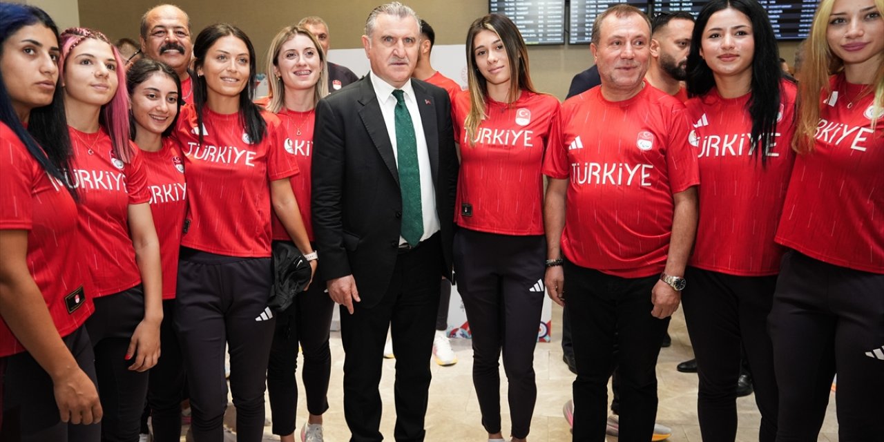 Bakan Bak, milli paralimpik sporcuları Paris'e uğurladı