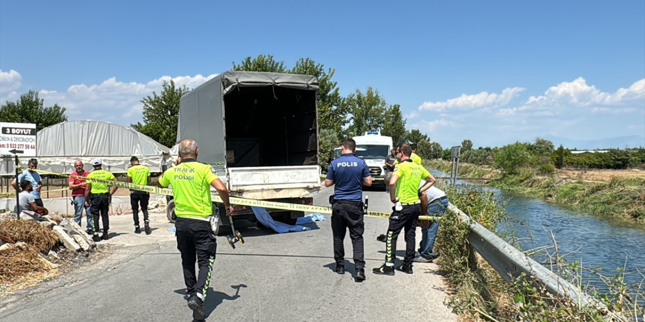 Antalya'da kamyonet ile motosikletin çarpıştığı kazada 1 kişi öldü