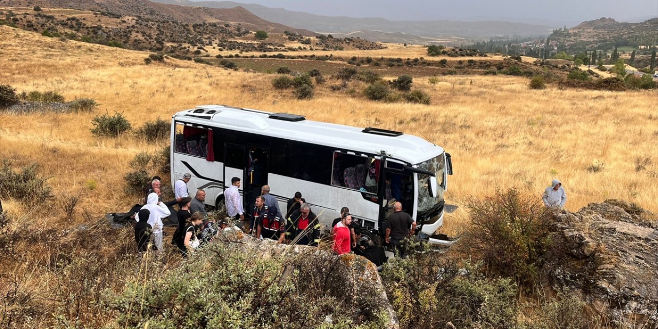 Sivas'ta midibüsün devrildiği kazada 16 kişi yaralandı