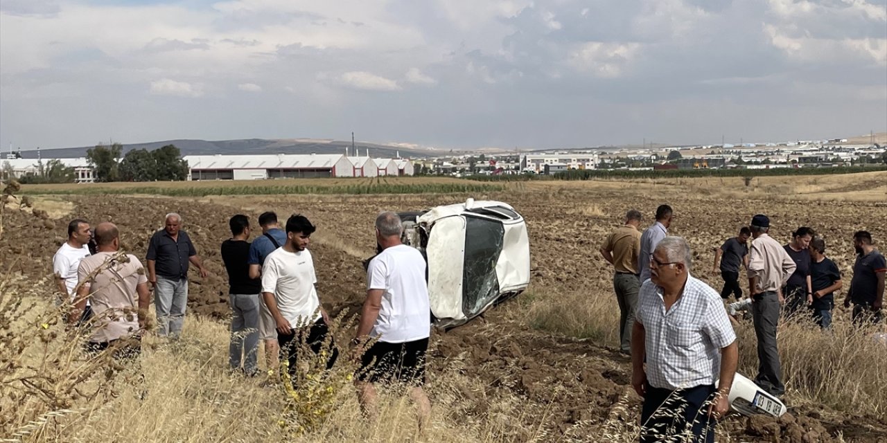 Eskişehir'de şarampole devrilen otomobildeki 2 kişi yaralandı