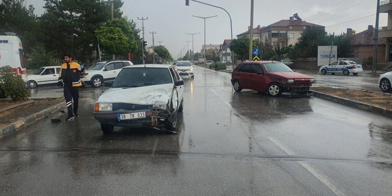 Sivas'ta iki otomobilin çarpıştığı kazada 4 kişi yaralandı