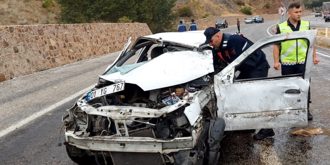 Sivas'ta otomobilin devrilmesi sonucu 2'si çocuk 4 kişi yaralandı