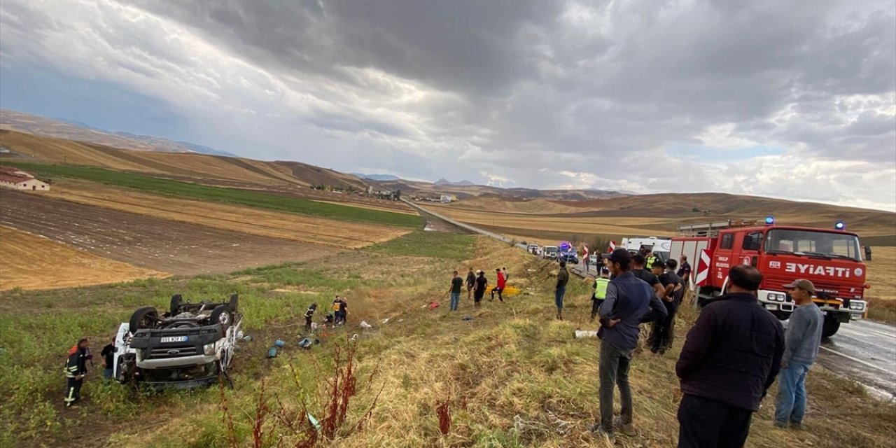 Çorum'da mevsimlik tarım işçilerini taşıyan minibüs devrildi, 4 kişi yaralandı