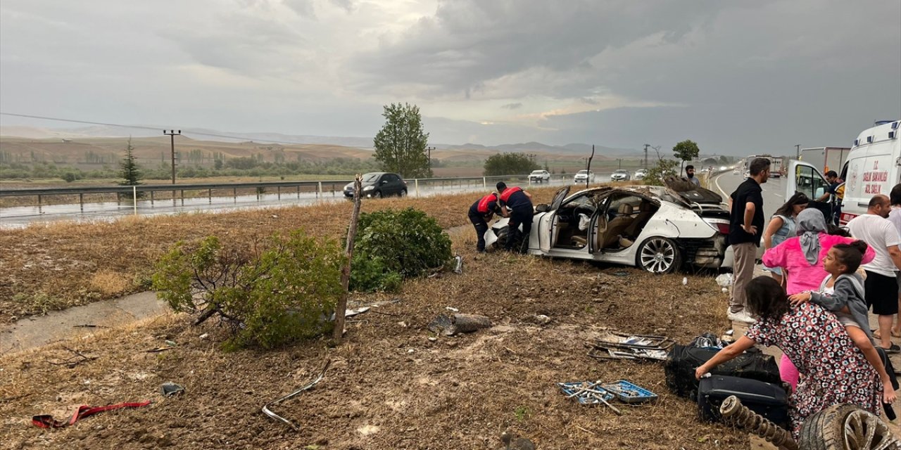 Çorum'da devrilen otomobildeki 4 kişi yaralandı