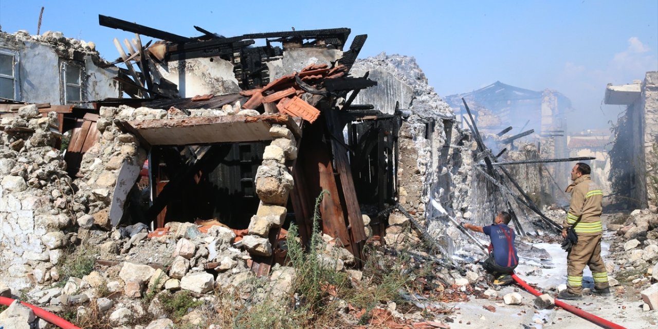 Hatay'da 2 katlı boş binada çıkan yangın söndürüldü