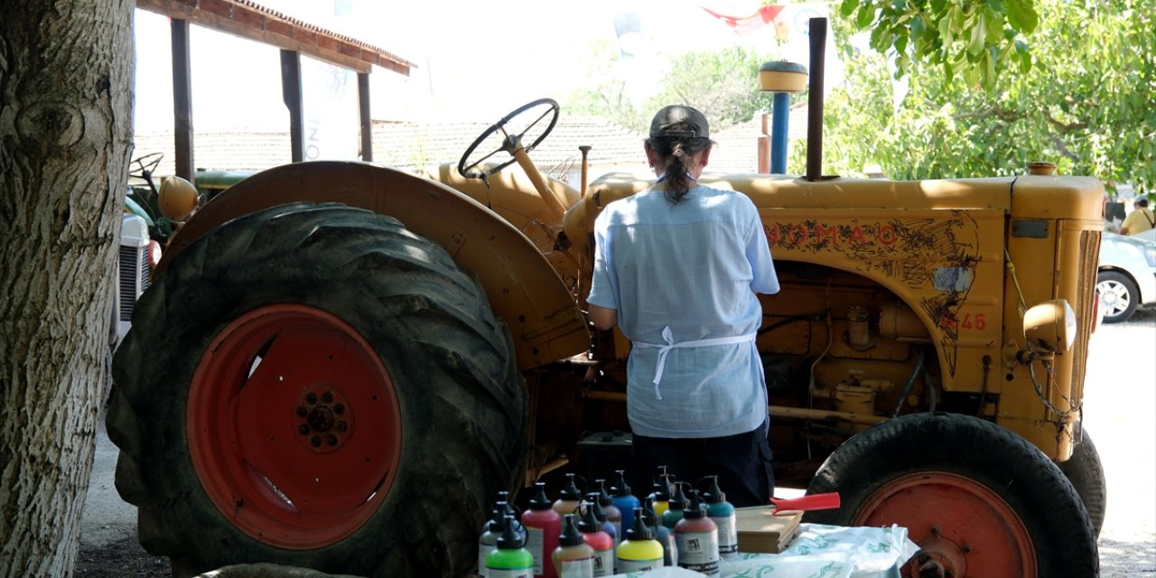 Kırklareli'nde asırlık traktörler ressamlara tuval oldu