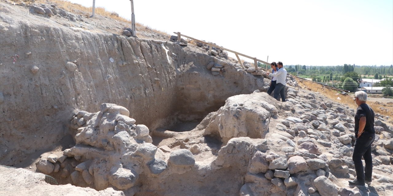 Kınık Höyük'te Orta Bronz Çağı'na ait sur kalıntıları ve yerleşim yeri bulundu