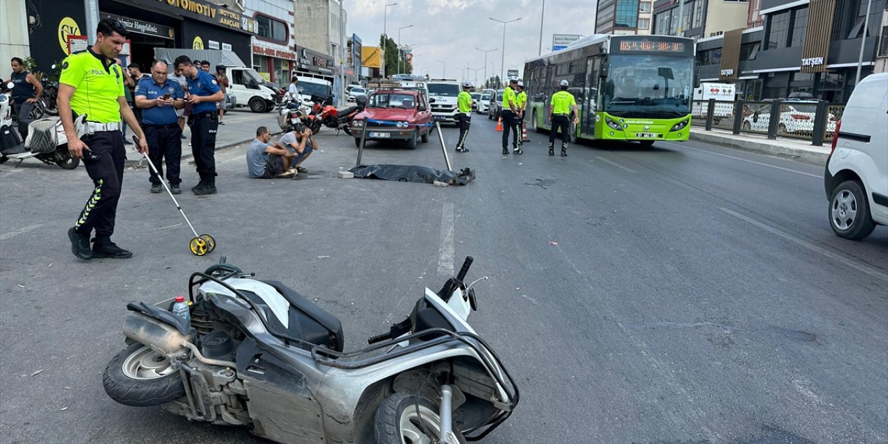 Adana'da tır ile çarpışan motosikletteki kadın öldü