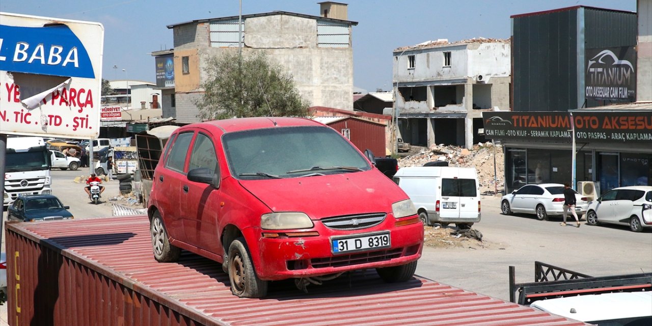 Dede hatırası atıl aracı korumak için konteynerin üstüne yerleştirdi