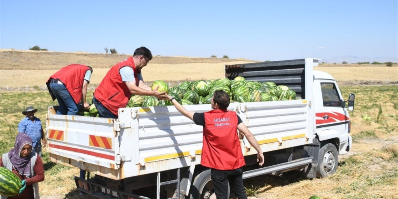 Aksaray Belediyesi, üreticilerden aldığı 80 ton karpuzu sürücülere ve vatandaşlara ikram etti