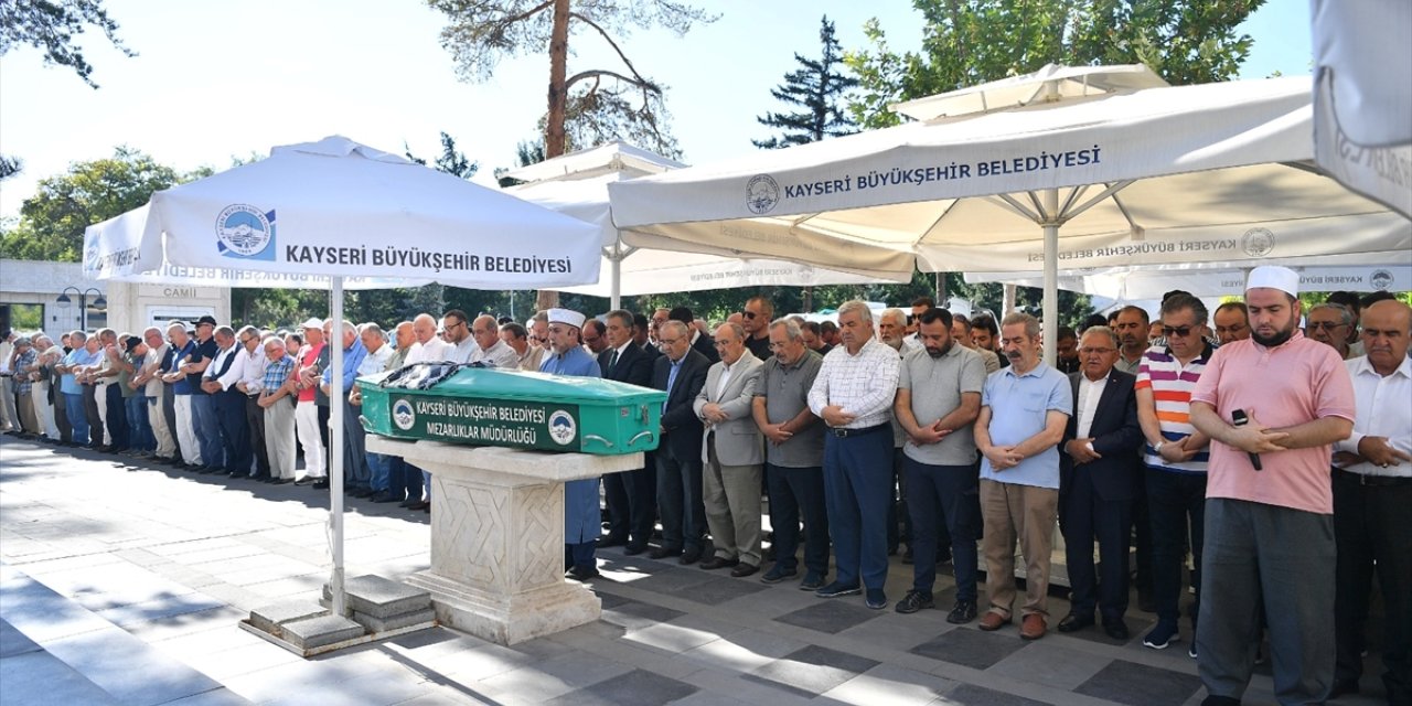 11. Cumhurbaşkanı Abdullah Gül Kayseri'de halasının cenaze törenine katıldı