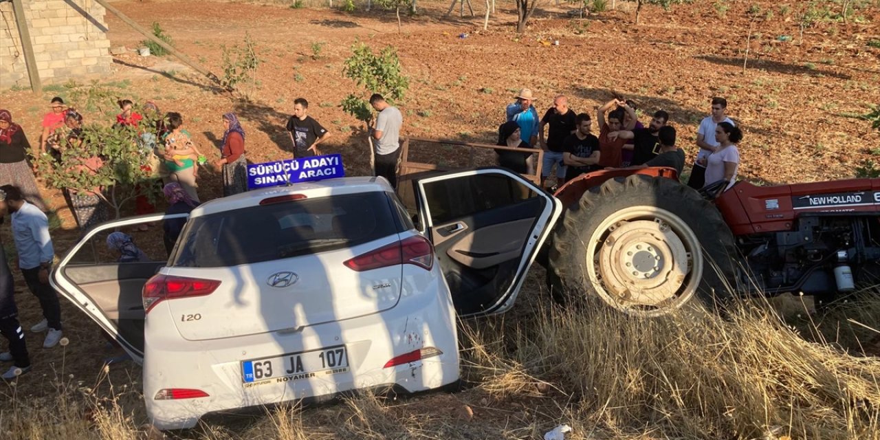 Şanlıurfa'da otomobil ile traktörün çarpışması sonucu 4 kişi yaralandı