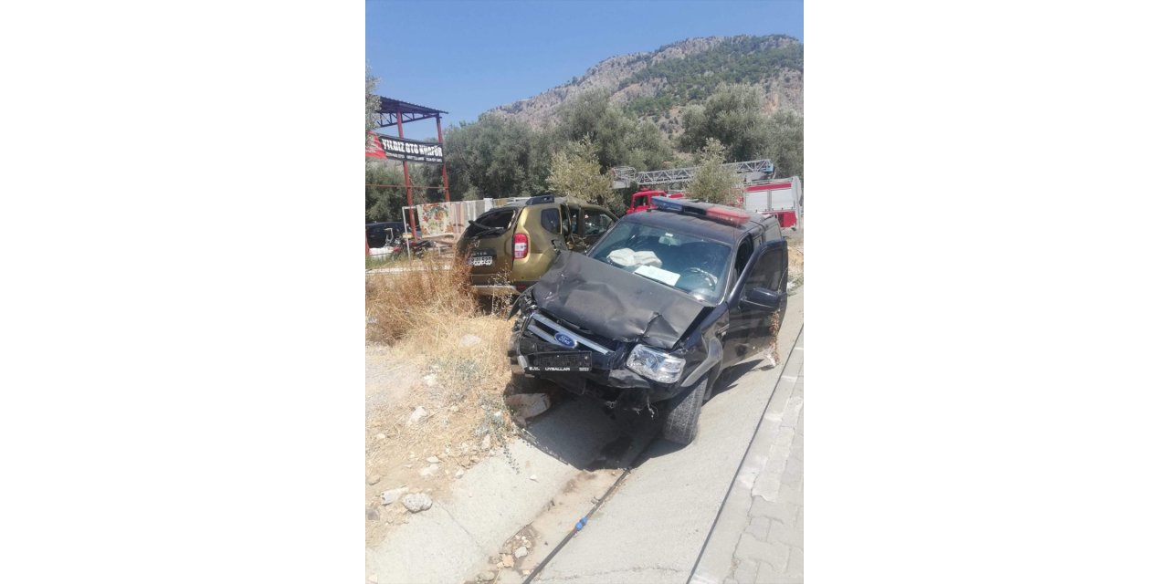 Muğla'da kamyonet ile otomobilin çarpıştığı kazada 1 kişi öldü