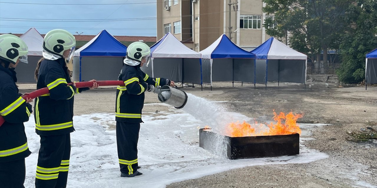 Burdur'da Erasmus öğrencilerine yangın söndürme eğitimi verildi