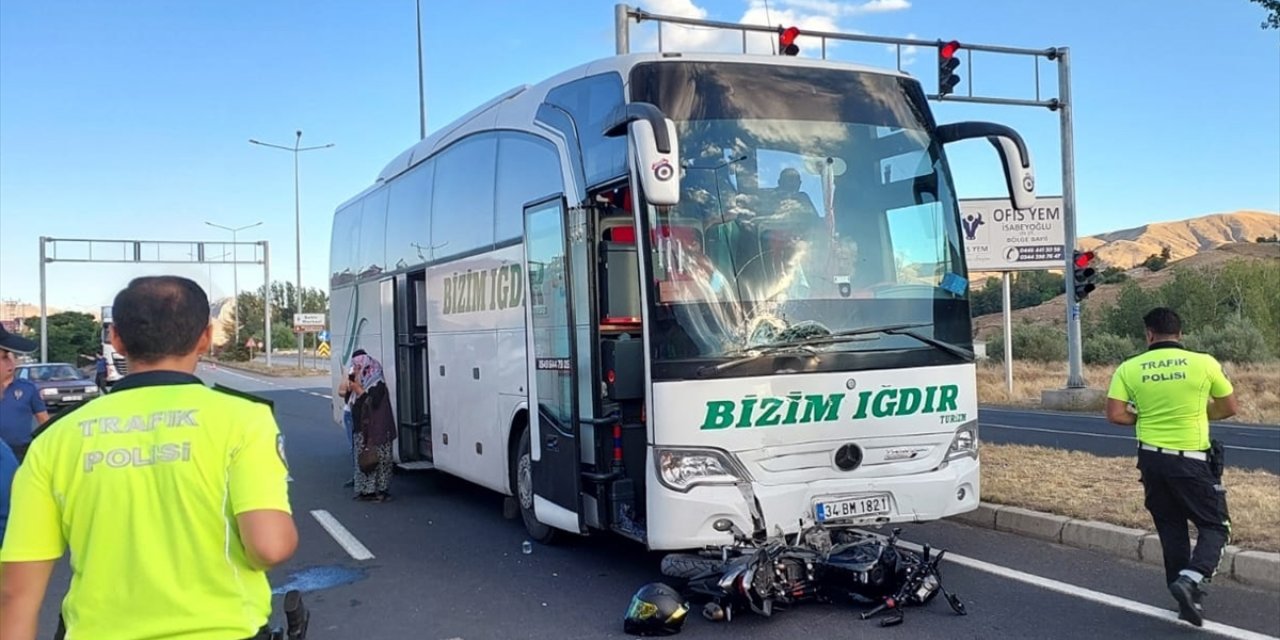 Erzincan'da yolcu otobüsü ile çarpışan motosikletteki 2 kişi ağır yaralandı