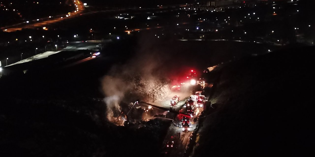 Kocaeli'de atık depolama sahasında çıkan yangın söndürüldü