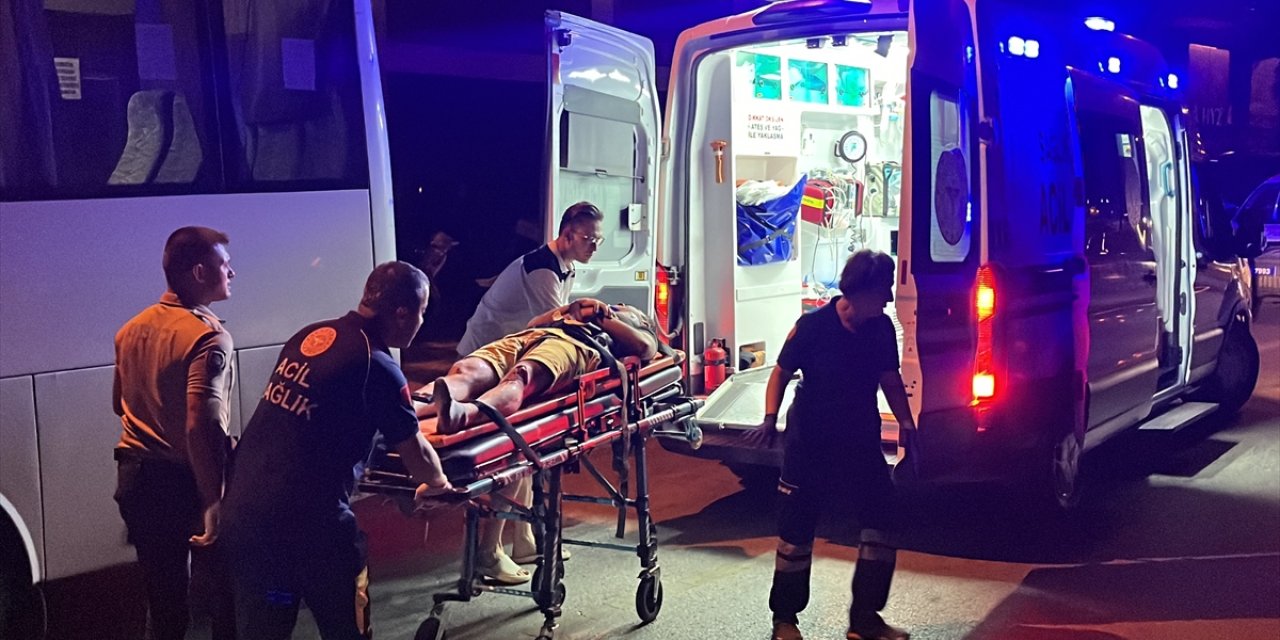 Sakarya'da işçi servisiyle otomobil çarpıştı, 3 kişi yaralandı