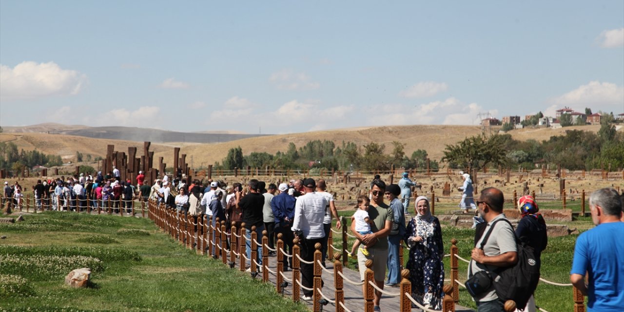 Şanlı zaferin yıl dönümüne katılanlar Selçuklu Meydan Mezarlığı'nı ziyaret etti