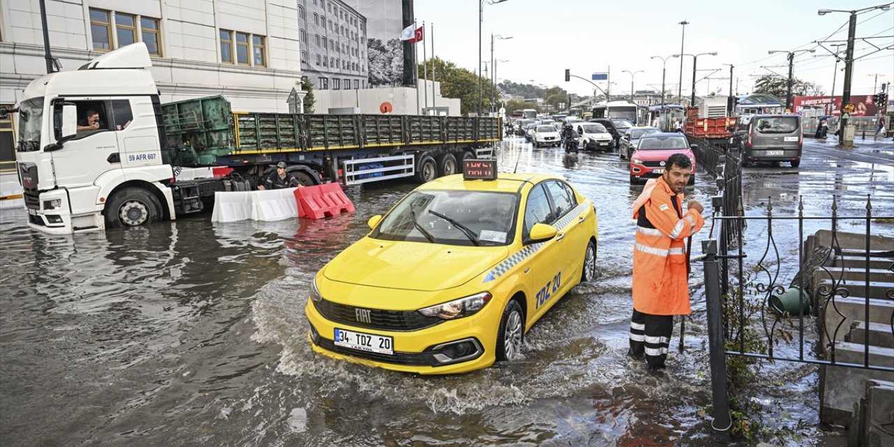 İstanbul'un bazı bölgelerinde sağanak etkili oluyor