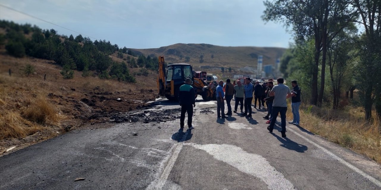 Çankırı'da devrilen akaryakıt yüklü tanker yoldan kaldırıldı