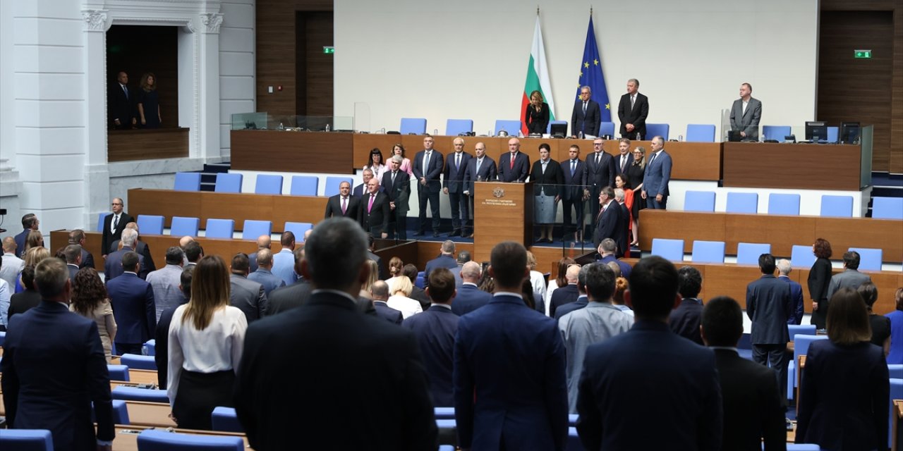 Bulgaristan'da geçici hükümet Parlamento'da yemin ederek göreve başladı