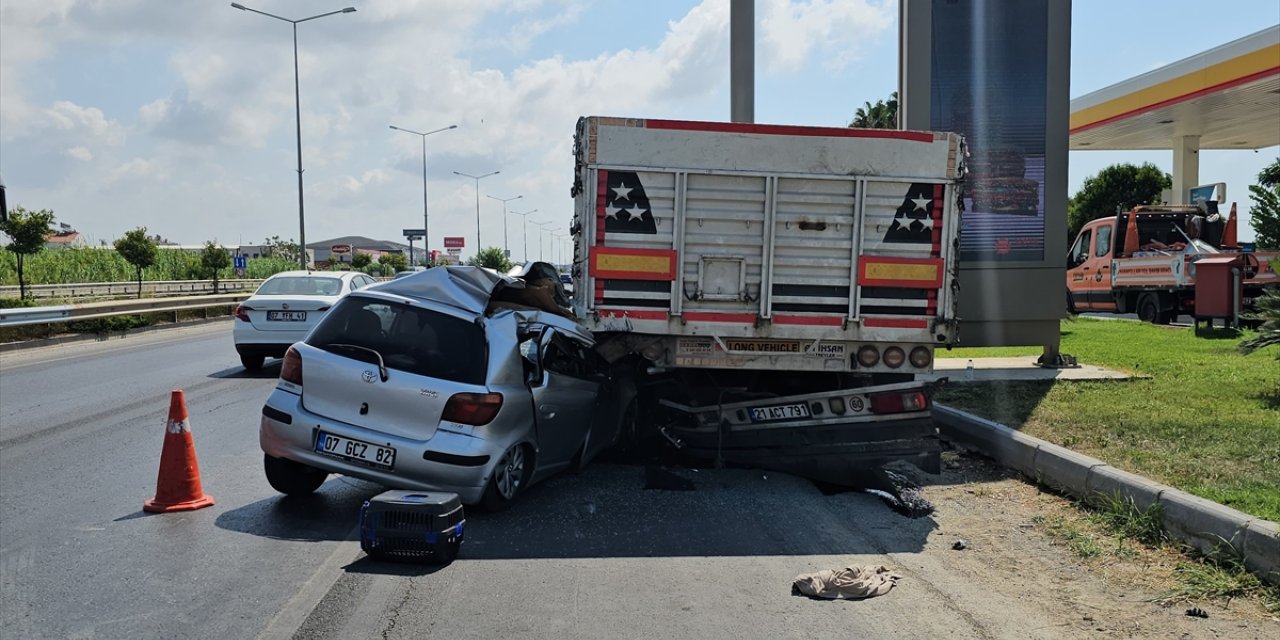 Antalya'da tıra çarpan otomobildeki 1 kişi öldü