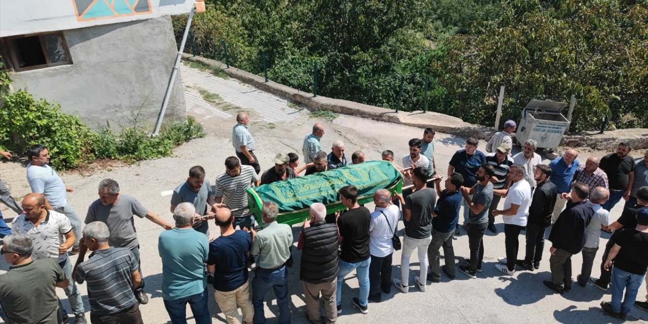 Ankara'da komşuları tarafından öldürülen baba ile oğlunun cenazesi Çorum'da toprağa verildi