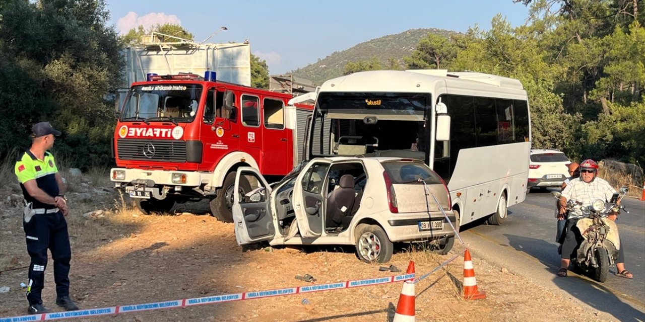 Bodrum'da midibüsle çarpışan otomobildeki 1 kişi öldü, 1 kişi yaralandı